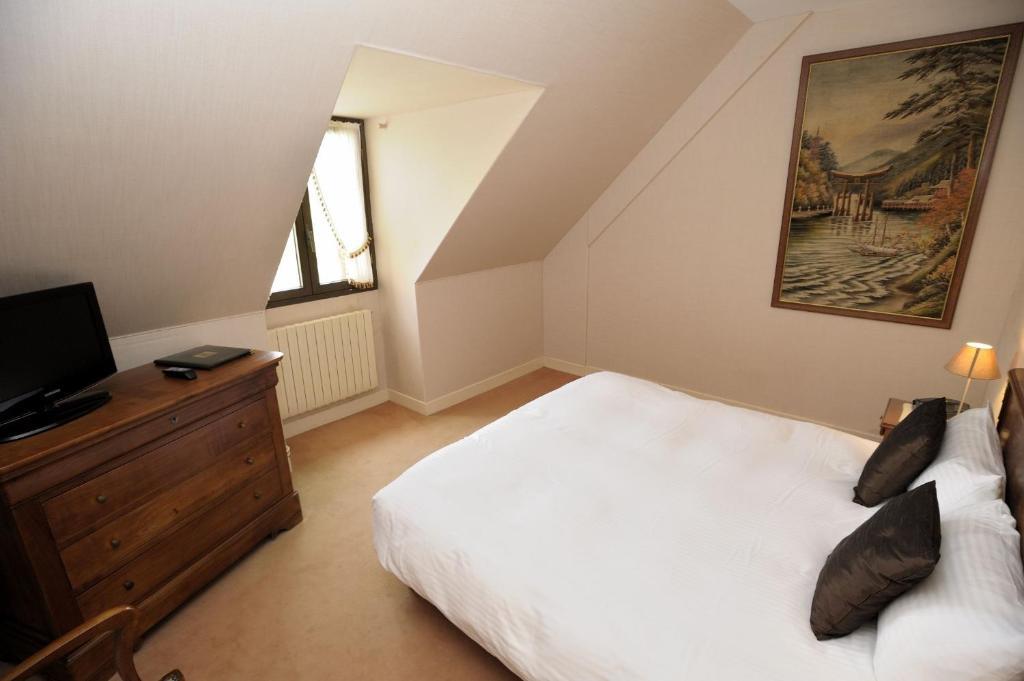 Hotel Logis Le Relais De La Poste Neuveglise Bilik gambar