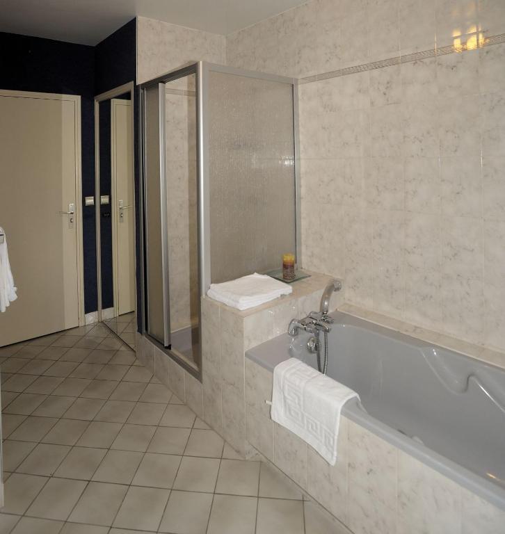 Hotel Logis Le Relais De La Poste Neuveglise Bilik gambar