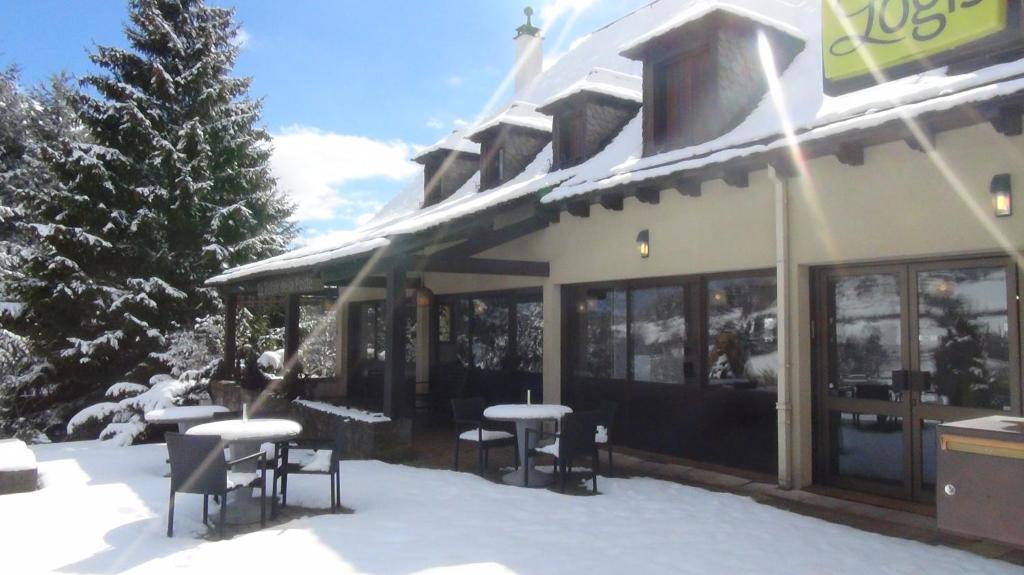 Hotel Logis Le Relais De La Poste Neuveglise Luaran gambar