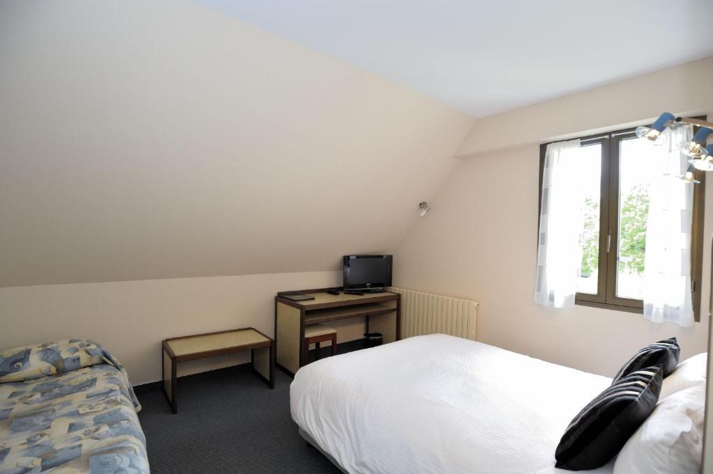 Hotel Logis Le Relais De La Poste Neuveglise Bilik gambar