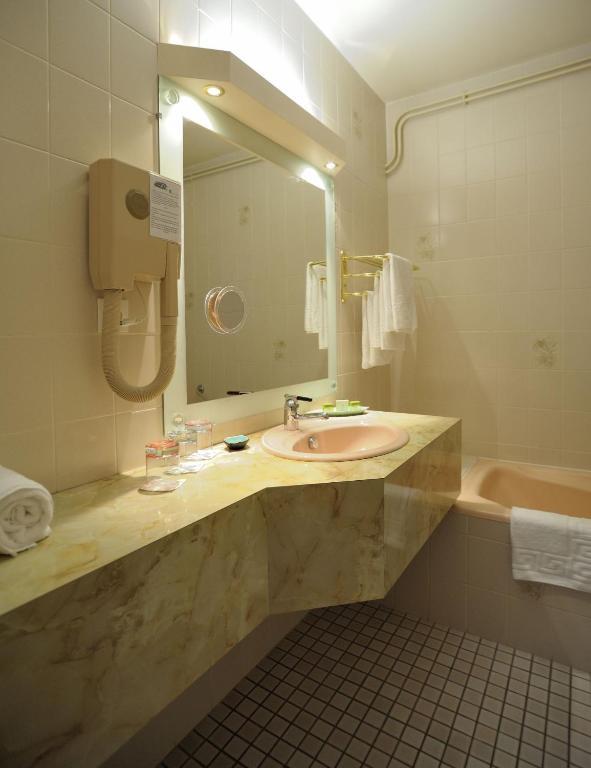 Hotel Logis Le Relais De La Poste Neuveglise Bilik gambar